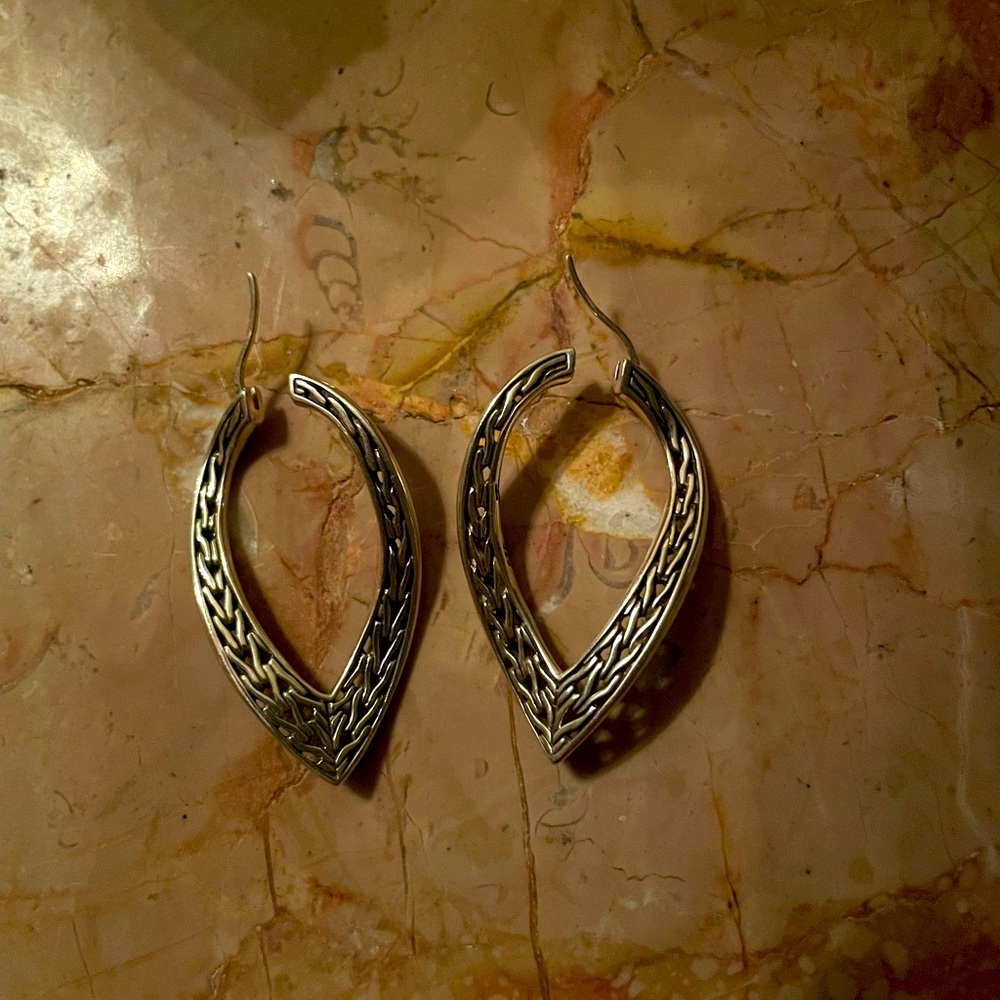 JOHN HARDY
Classic Chain Silver Large Wave Hoop Earrings